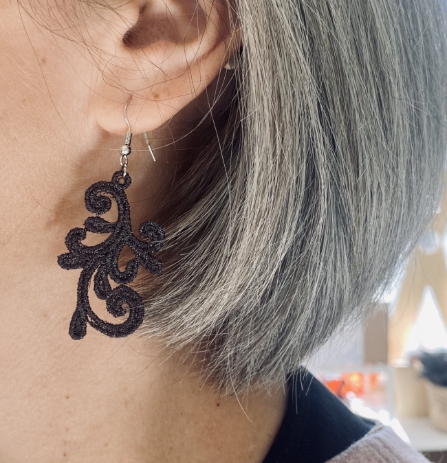 Boucles brodées pendantes